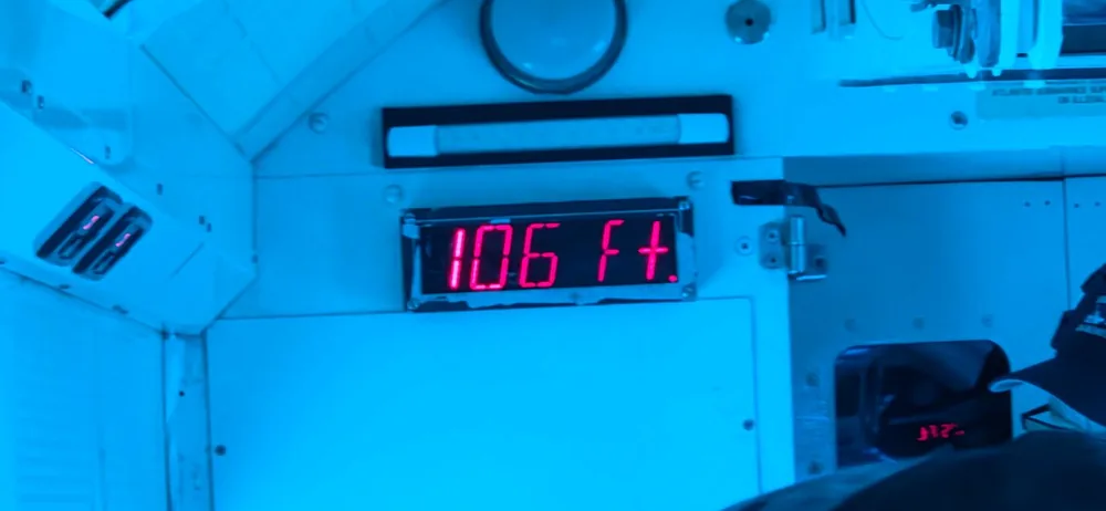 Gästefoto einer roten digitalen Tiefenanzeige in der U-Boot-Kabine, die 106 Fuß anzeigt