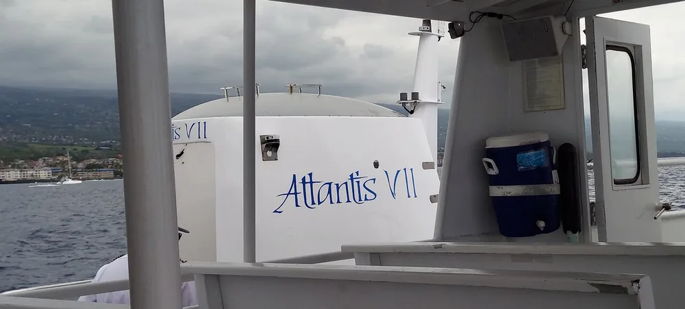 Gästefoto vom Deck des weißen Atlantis-Zubringerboots, dessen Name auf die Kabine gemalt ist